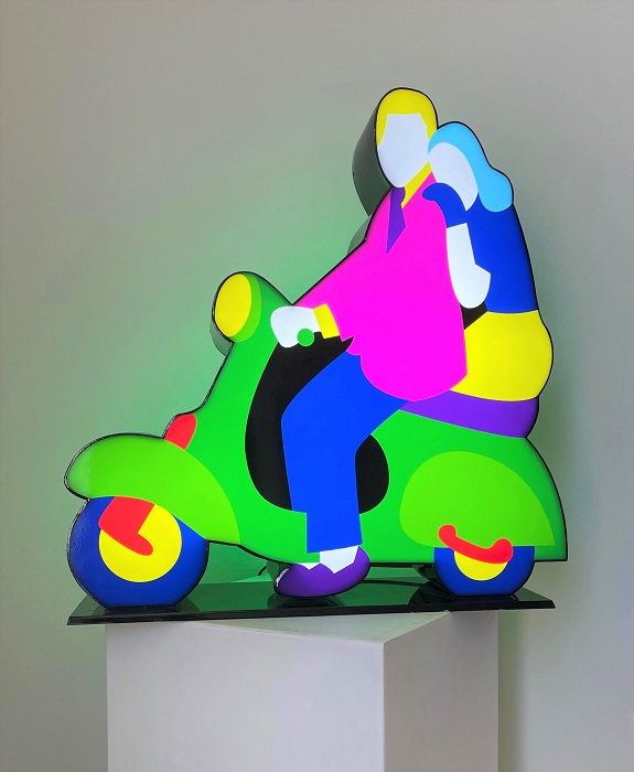 "Due in vespa" scultura in perspex luminosa da tavolo cm. 51,5x51,5x12