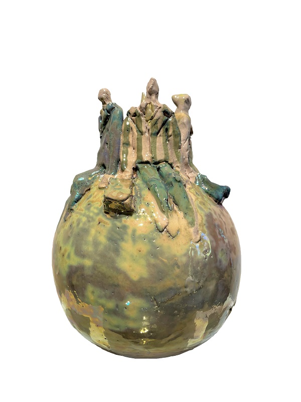 "Viaggiatori sul mondo" ceramica a lustro, alta cm. 29