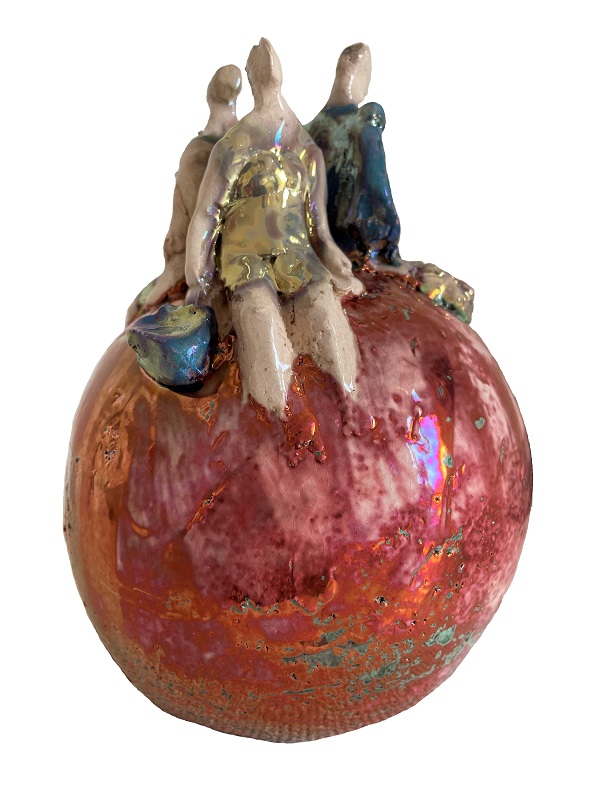 "Viaggiatori sul mondo" ceramica a lustro, alta cm. 18